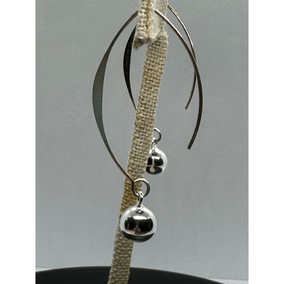 Women's sterling silver curved wire earrings with ball - Picture 6 of 6